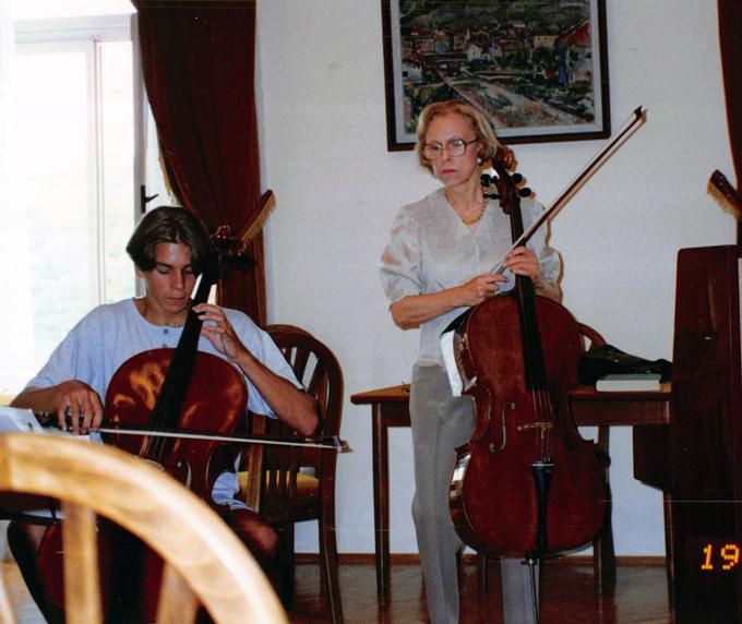 V najstniških letih je svoje glasbeno znanje pilil tudi pri priznani violončelistki Eleonore Schoenfeld iz Los Angelesa. | Foto: osebni arhiv/Lana Kokl