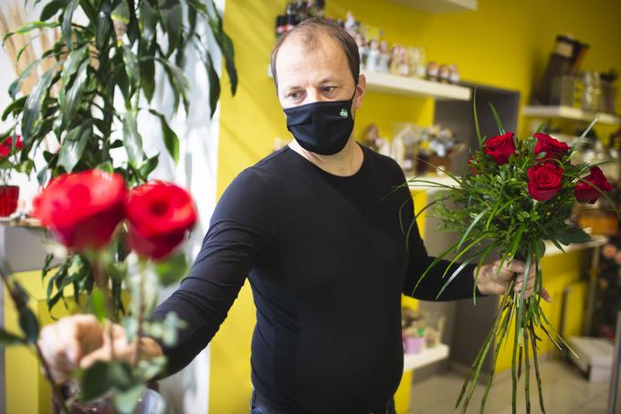 Marjan poskuša reševati svoj posel s cvetličarno prek prodaje na spletu. | Foto: Bojan Puhek