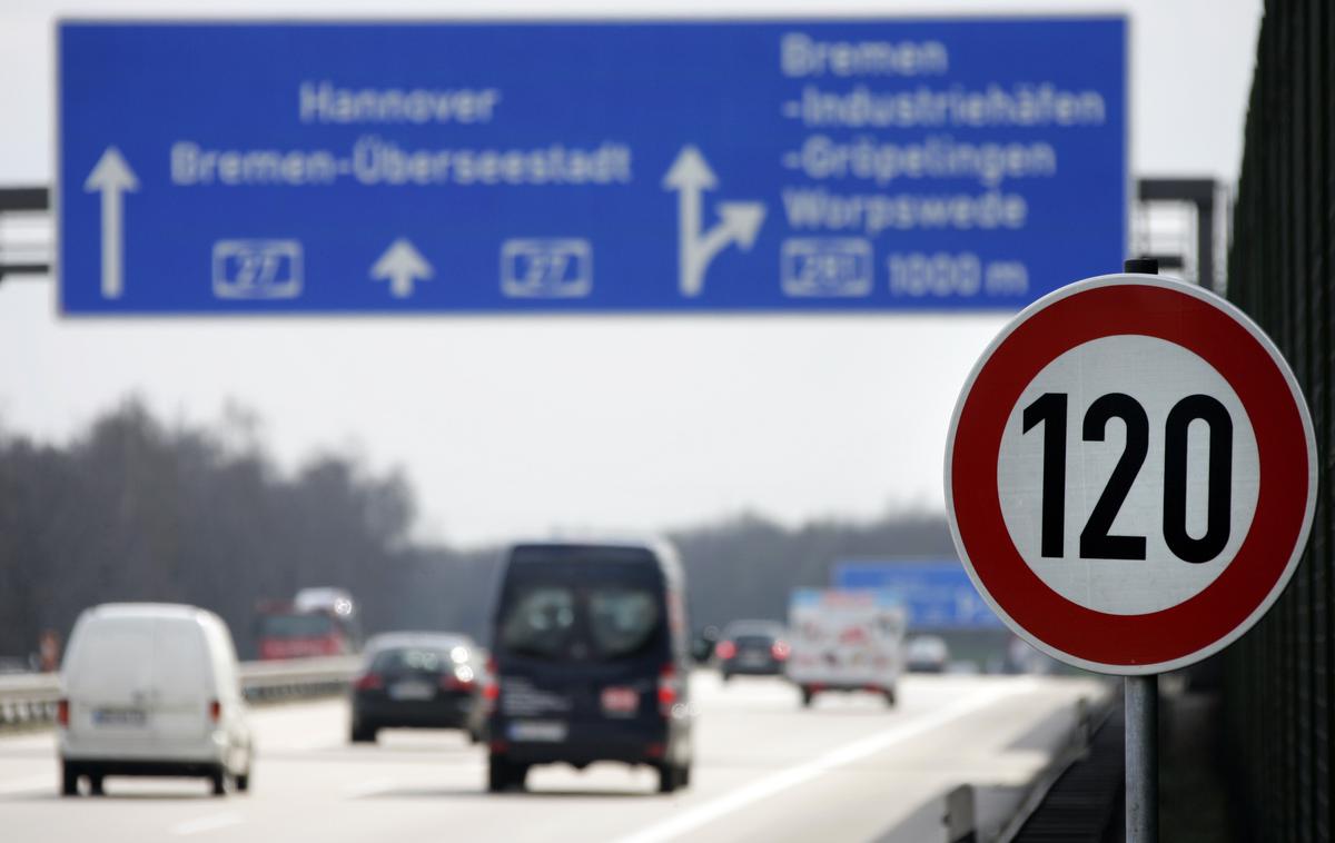 Autobahn | Nemčija je avtocesto začela graditi že pred 90 leti, danes pa gre za edino avtocestne omrežje, kjer na nekaterih odsekih ni omejitve hitrosti. | Foto Reuters