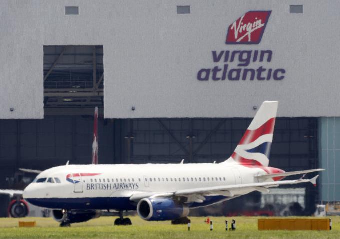 Virgin Atlantic je imel pri uveljavljanju kot novi letalski prevoznik velike težave. Na prvi testni vožnji je zaradi srečanja z jato ptic Boeingu eksplodiral motor, še hujša pa so bila polena, ki jih je Atlanticu pod noge metal glavni britanski letalski prevoznik British Airways. Njihovo osebje je na letališčih Virginove potnike preusmerjalo na lastne polete, Virgin so obrekovali v medijih in na ulici ter njihove potnike pod pretvezo, da so predstavniki Virgina, klicali na dom in jim sporočali, da je njihov polet odpovedan. | Foto: 