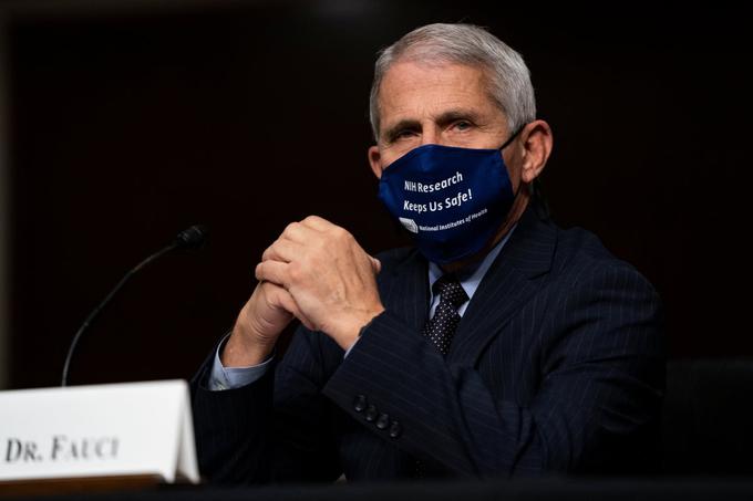 Anthony Fauci je na tiskovnih konferencah Bele hiše pogosto opozarjal na nošnjo zaščitnih mask in vzdrževanje varne razdalje do drugih ljudi.  | Foto: Reuters