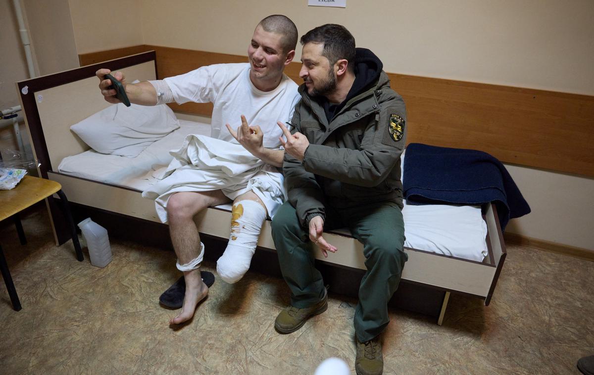 Zelenski obiskal ranjene vojake v bolnišnicah | "Najlepša hvala, ker ste rešili naše borce in našim junakom pomagali preživeti. Pazite nase, saj skrbite za Ukrajino," je Zelenski dejal zdravnikom, ranjenim vojakom pa se je zahvalil za "junaštvo, s katerim ste branili državo, našo neodvisnost in ozemlje". | Foto Reuters