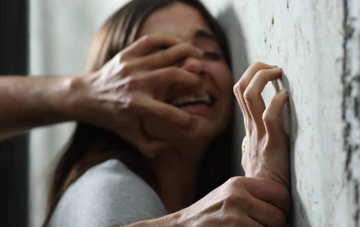 Nasilje nad ženskami. Posilstvo. Spolno nadlegovanje | Posilstvo naj bi trajalo pol ure, ko se je paru uspelo rešiti in takoj obvestiti karabinjerje, ki so napadalce ujeli v 24 urah. | Foto Shutterstock