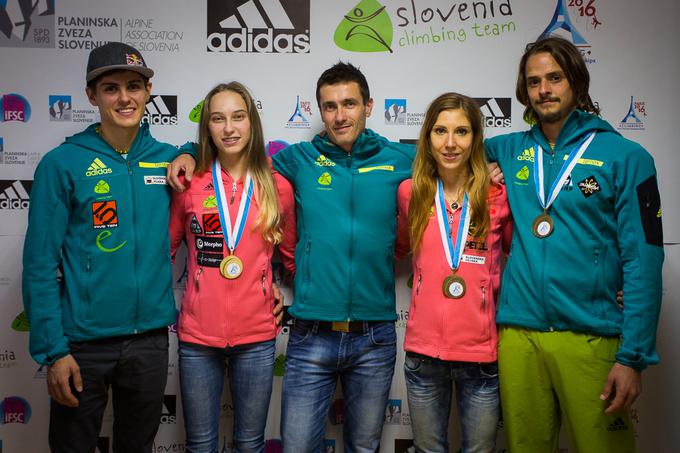 Selak v družbi najuspešnejših slovenskih športnih plezalcev na svetovnem prvenstvu v Parizu.  | Foto: Žiga Zupan/Sportida