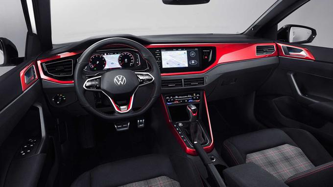 Rdeča barva poskrbi, da se v notranjosti polo GTI loči od preostalih običajnih izvedenk. | Foto: Volkswagen