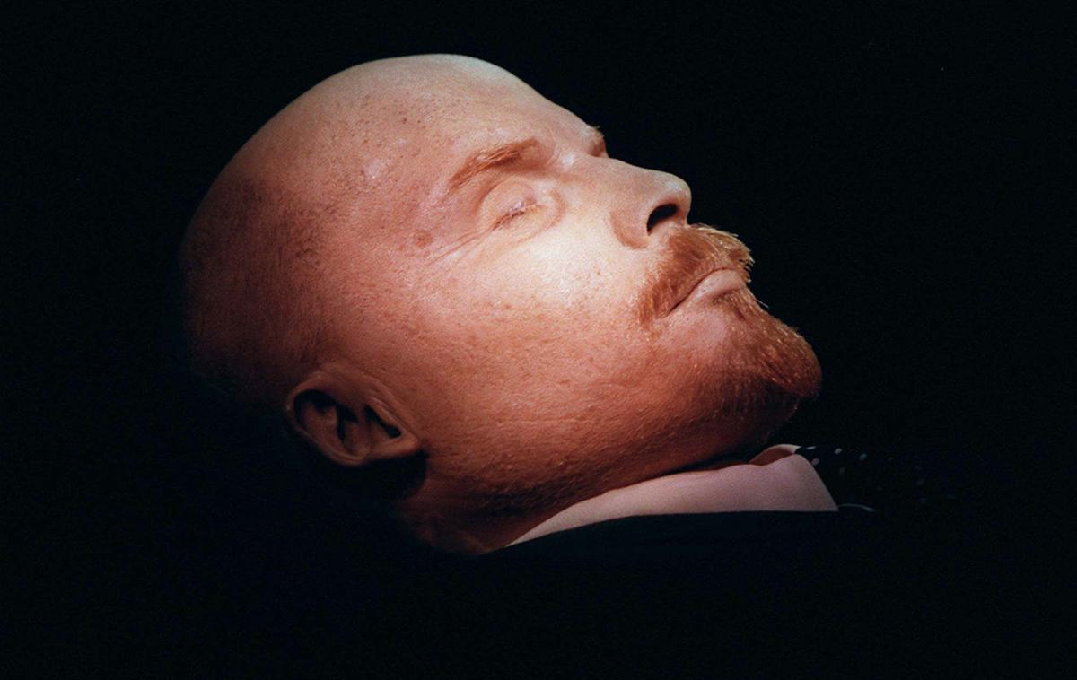 Truplo Vladimirja Lenina | Mavzolej Lenina, ki je umrl leta 1924, velja za pomembno znamenitost, ki še danes v Moskvo privablja številne turiste. | Foto Guliverimage