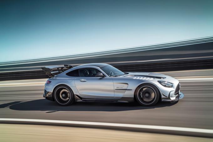Vse je podrejeno aerodinamiki in izboljšanim voznim lastnostim, zato je večina avta izdelana iz ogljikovih vlaken. | Foto: Mercedes-Benz