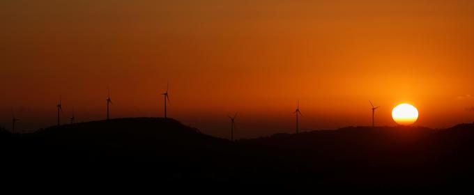 Portugalska je ena izmed držav, ki pri obnovljivih virih stavi tudi na vetrno energijo. Več vetrnic na morju nameravajo postaviti tudi Britanci, ki se želijo elektrike iz premoga znebiti do leta 2025. | Foto: Reuters