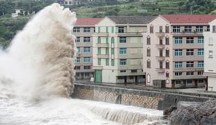 Na Kitajskem zaradi tajfuna evakuirali več kot milijon ljudi