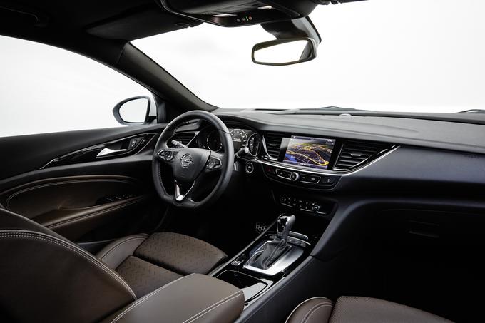 Notranjost je ergonomsko dobro izdelana, hvalimo izbor materialov in tudi prečiščeno sredinsko konzolo. Primer dobre prakse minimalizma: pri izbiri treh načinov vožnje sta tipki le dve, in sicer za program tour in sport. Ko enega med njima pritisnemo dvakrat, se vklopi "skriti" program normal. | Foto: Opel