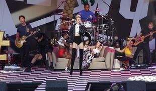 Miley šokirala na odru v hlačkah