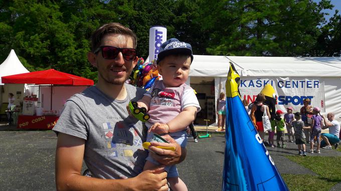 V vlogi spremljevanega osebja je tek v družbi 16-mesečnega sina Oskarja spremljal kolesar Andi Bajc.  | Foto: 