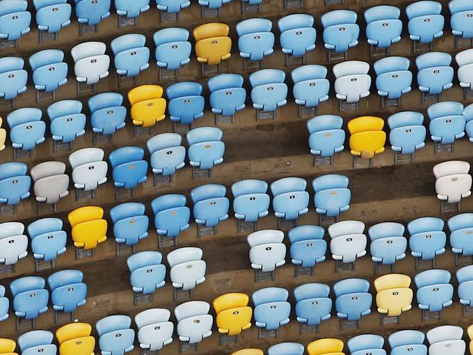Na tribunah manjka vse več sedežev. | Foto: Reuters