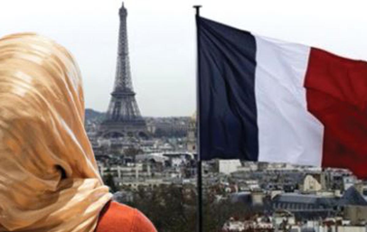 naglavna ruta | V Franciji živi največja muslimanska manjšina v Evropi, ki po ocenah šteje kar pet milijonov pripadnikov. Leta 2011 je bila Francija prva evropska država, ki je na javnih mestih prepovedala nošnjo muslimanskih oblačil, ki zakrivajo obraz. Hidžab za razliko od burke in nikaba sicer pokriva le lase in vrat, obraza pa ne. | Foto posnetek zaslona/Twitter