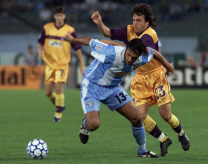 Ko je Maribor prvič nastopil v ligi prvakov, je bil v konici napada prav Kliton Bozgo. Tako ga je na dvoboju z Laziem pokrival takratni zvezdnik italijanskega nogometa Alessandro Nesta. | Foto: Reuters
