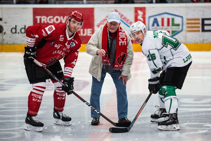 Prvi plošček na tekmi je vrgel nekdanji jeseniški hokejist Boris Čebulj. | Foto: Peter Podobnik/Sportida
