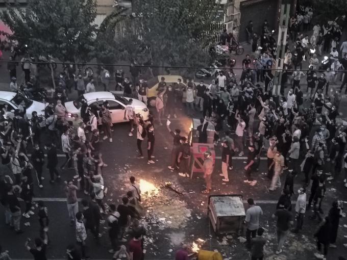 Fotografija enega od protivladnih protestov v iranski prestolnici Teheran septembra lani. | Foto: Guliverimage