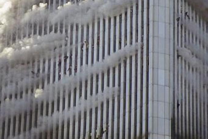 Številni ljudje, ki so bili v času napada v stolpnicah Svetovne trgovinske organizacije, so v paniki skakali skozi okna v zanesljivo smrt. | Foto: Thomas Hilmes/Wikimedia Commons