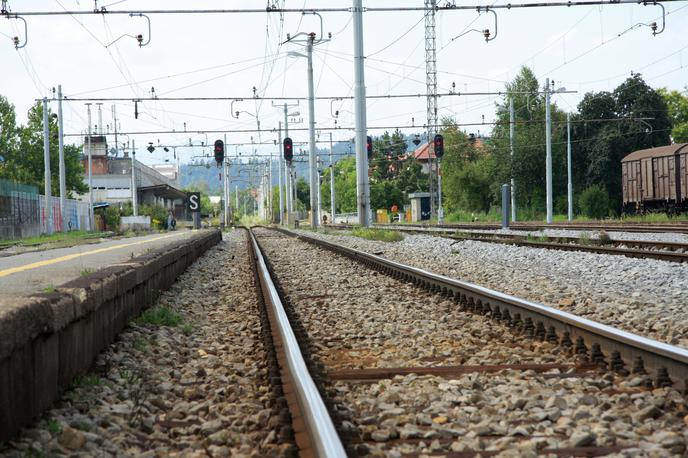železniški tiri | Nespametno ravnanje mladostnikov bi se lahko končalo tragično.  | Foto Žiga Ponikvar