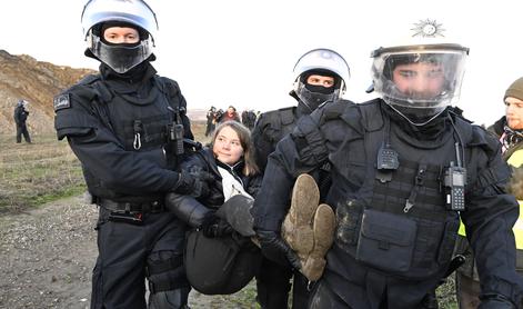 Greto Thunberg na silo odstranila policija