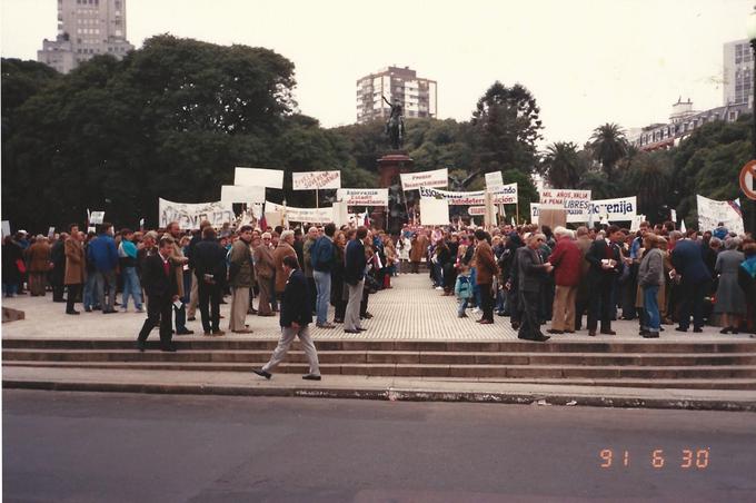 Slovenska manifestacija na trgu San Martin v Buenos Airesu 30. junija 1991. V Argentini so Slovence v njihovih zahtevah za umik JLA iz Slovenije podprli tudi Hrvati, Madžari, Poljaki, Irci, Ukrajinci in drugi. | Foto: 