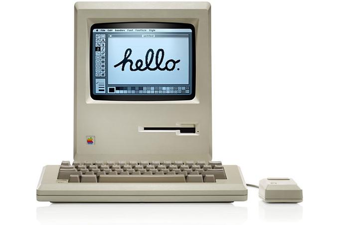 Grafični uporabniški vmesnik (vsebuje okna, mape, ikone) je bil velika revolucija osebnega računalništva, saj je uporabniku omogočal, da je računalnik upravljal še kako drugače kot le z vnašanjem ukazov prek tipkovnice (z miško). Steve Jobs je grafični vmesnik in miško prvič videl med obiskom v podjetju Xerox PARC. Ko je Apple začel prodajati računalnik Macintosh z grafičnim vmesnikom (na fotografiji), je trdil, da ga je obisk pri Xerox PARC le navdihnil, kopiral pa ni ničesar.  | Foto: 
