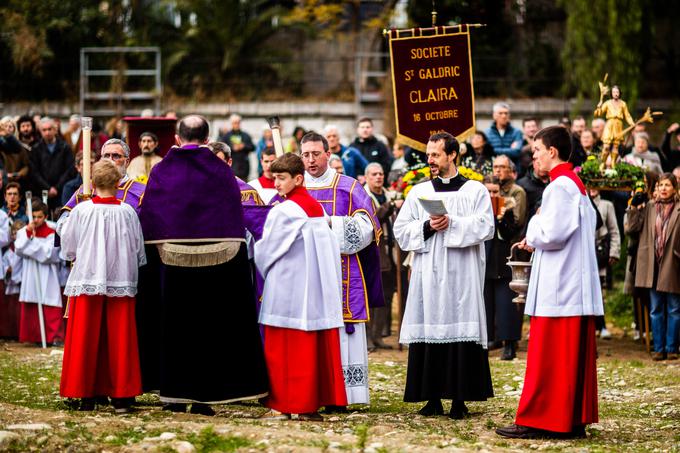 Procesija, ki oživlja vizigotsko tradicijo iz srednjega veka, je v soboto vodila od mestne katedrale skozi zgodovinska mestna vrata do reke Tet.  | Foto: Reuters