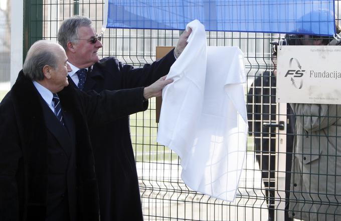 Takole je Blatter v družbi takratnega predsednika NZS Rudija Zavrla odprl nogometno igrišče v Šiški. | Foto: 