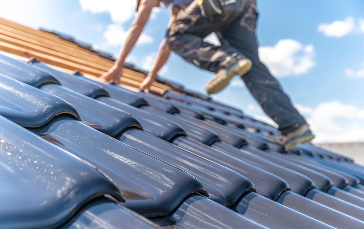 Delavec na strehi | Fotografija je simbolična. | Foto Shutterstock