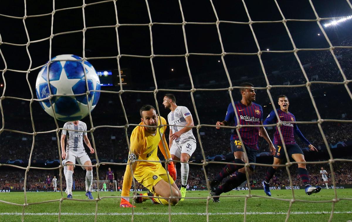 Samir Handanović | Nogometaši Barcelone so za hrbet Samirja Handanovića žogo spravili dvakrat. | Foto Reuters