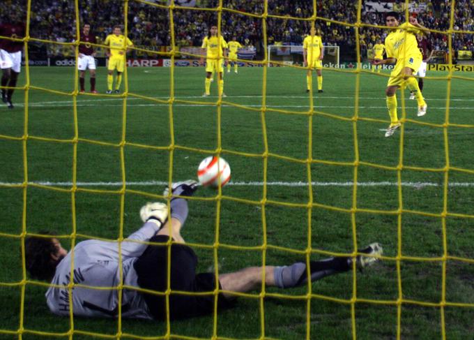 Ni manjkalo dosti, pa bi se Villarreal v sezoni 2015/16 v ligi prvakov uvrstil v finale. Rumena podmornica je najprej izgubila v Londonu proti Arsenalu z 0:1, nato pa se je povratna tekma končala brez zadetkov. Če bi argentinski zvezdnik Juan Roman Riquelme, ki je leto dni pozneje proti Mariboru počival, na povratni tekmi izkoristil strel z bele točke ... | Foto: Reuters