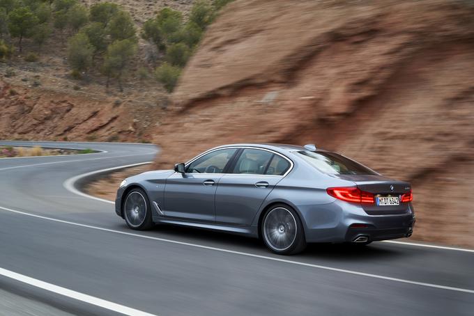 Vsi modeli, razen BMW 520d, moč in navor na cesto prenašajo prek serijskega 8-stopenjskega menjalnika steptroni. Ta strategijo menjavanja prestav v samodejnem načinu izbira tudi glede na osnovo navigacijskih podatkov. | Foto: BMW