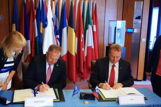 Minister Zdravko Počivalšek in generalni direktor ESA Johann Dietrich Wörner pri podpisu sporazuma o pridružitvi Slovenije Evropski vesoljski agenciji. | Foto: STA ,