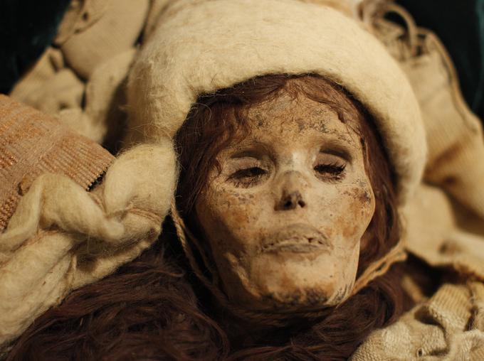 Tarimska kotlina, kjer so našli mumije, je zdaj del Kitajske oziroma njene ujgurske avtonomne republike Šindžjang. Tu živijo turško govoreči muslimanski Ujguri. Turški nomadi so v Šindžjang verjetno prišli v 9. stoletju po našem štetju. Lepotica iz Šjaoha (tudi Lepotica iz Luolana, mumijska princesa ali večna mumijska princesa) je postala nacionalna ikona Ujgurov. Ameriški sinolog Victor H. Mair ji je dal vzdevek puščavska Marlene Dietrich. Umrla je, ko je bila stara okoli 45 let. | Foto: Guliverimage/Vladimir Fedorenko