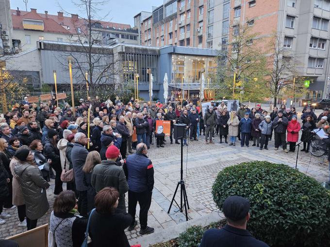 Protestni shod novinarjev in podpornikov Večera proti selitvi v prostore župana Saše Arsenoviča | Foto: Matic Prevc/STA