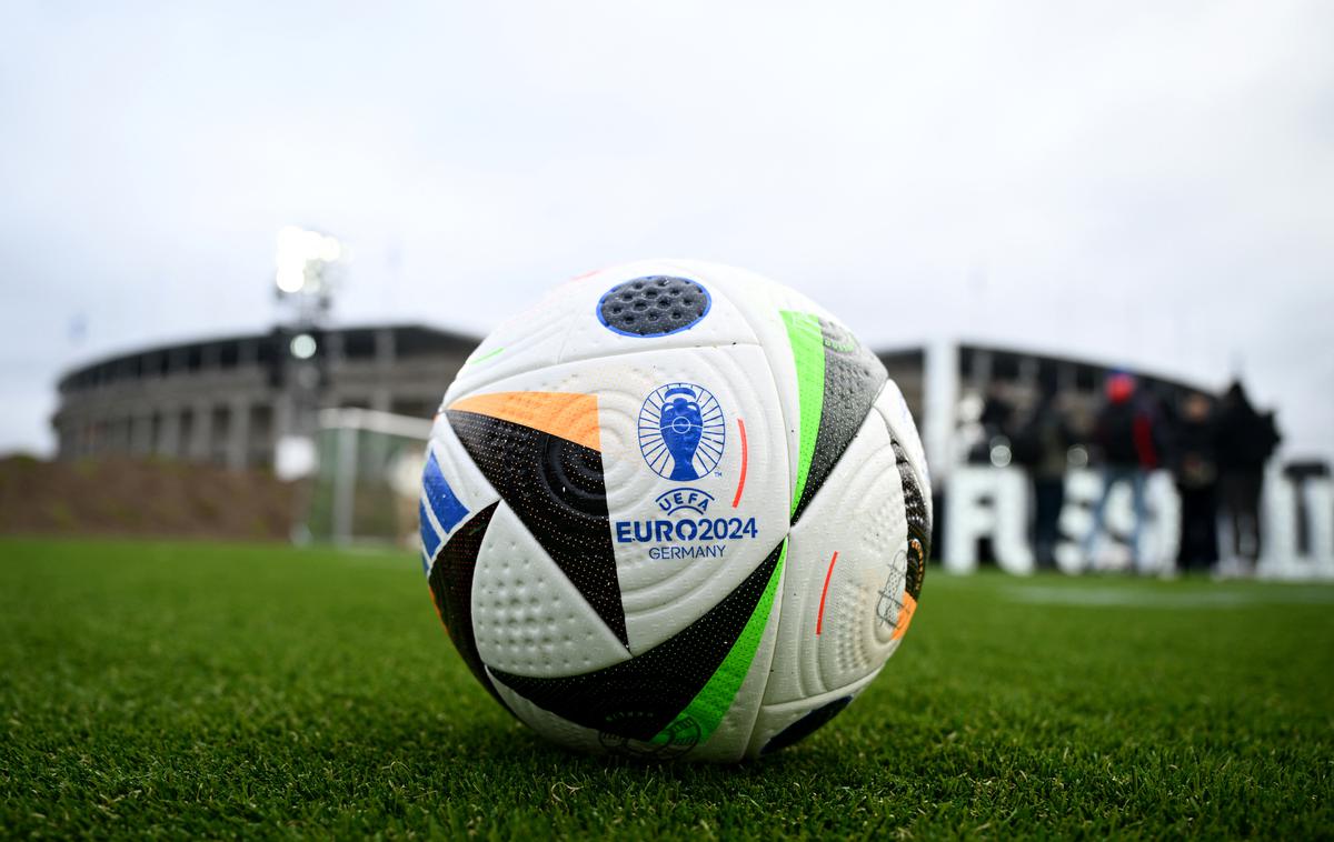 Euro 2024 žoga | "V tem osnutku programsko-produkcijskega načrta projektov olimpijske igre in evropsko prvenstvo v nogometu ni, ker za njuno izvedbo nimamo dovolj sredstev," so zapisali na RTVS.  | Foto Reuters