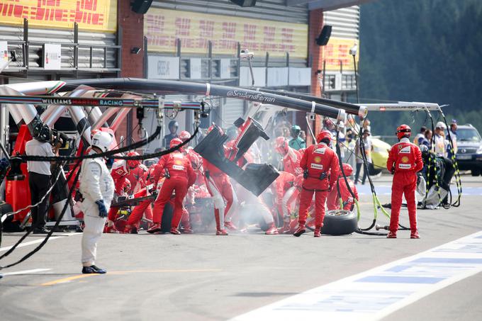 Kimi Räikkönen je imel na stezi težave z Verstappnom, na postanku v boksih pa je še takole zagorelo pod njegovim ferrarijem. | Foto: Reuters