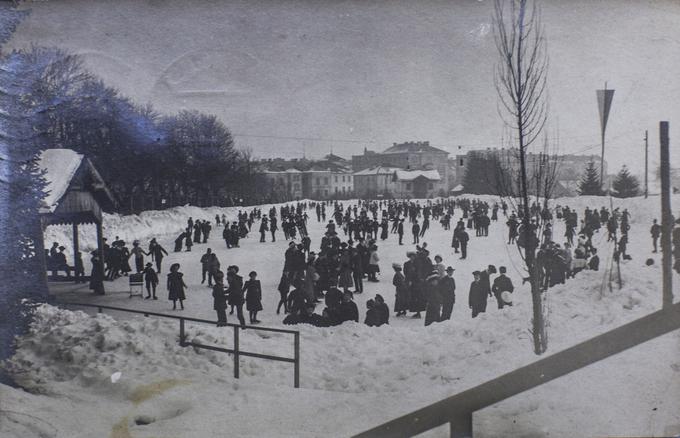 Drsanje na ribniku Tivoli leta 1909. | Foto: Arhiv zbiratelja razglednic Zmaga Tančiča