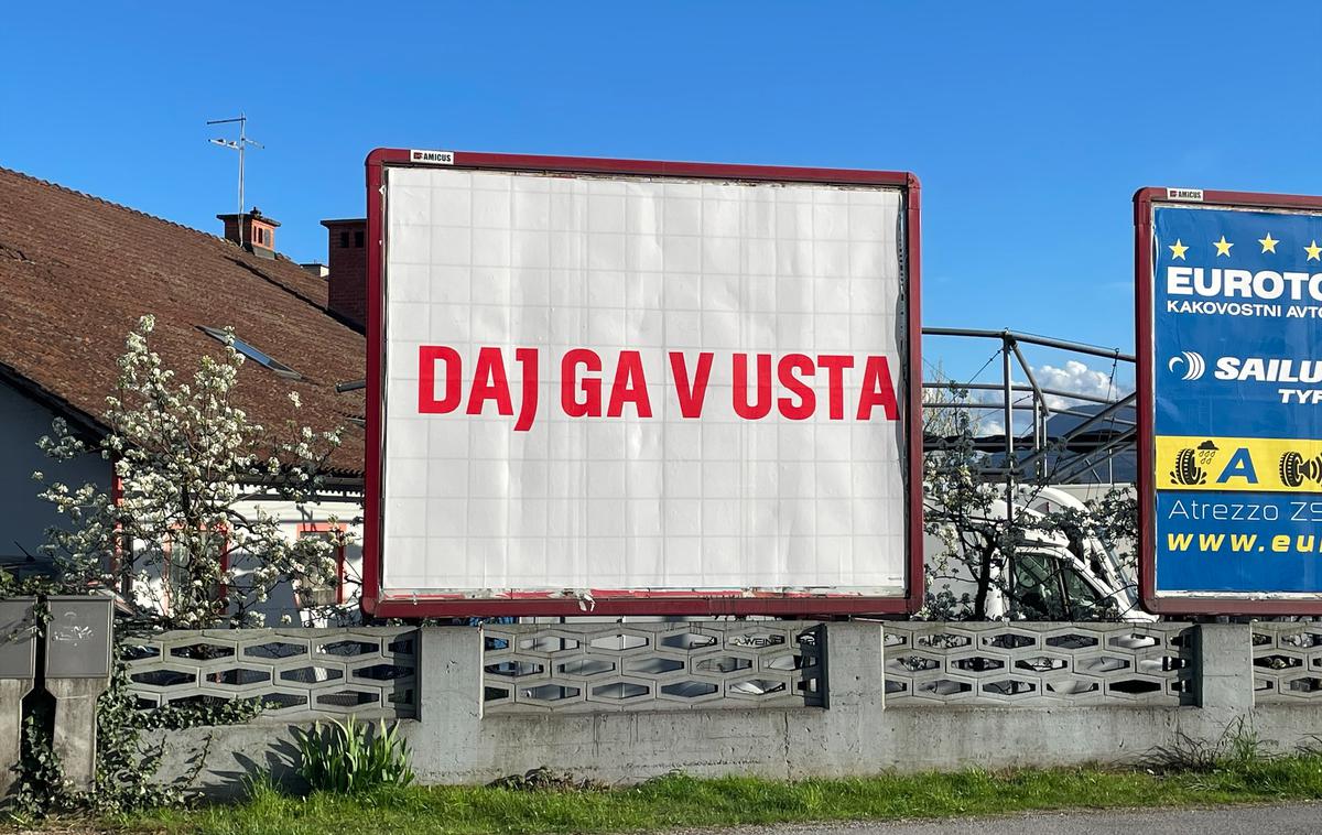 Oglasni pano | Znano je, kdo je naročnik oglasnih plakatov, ki vsebujejo provokativno sporočilo. Pojavljajo se predvsem v Ljubljani in njeni okolici. | Foto Siol.net