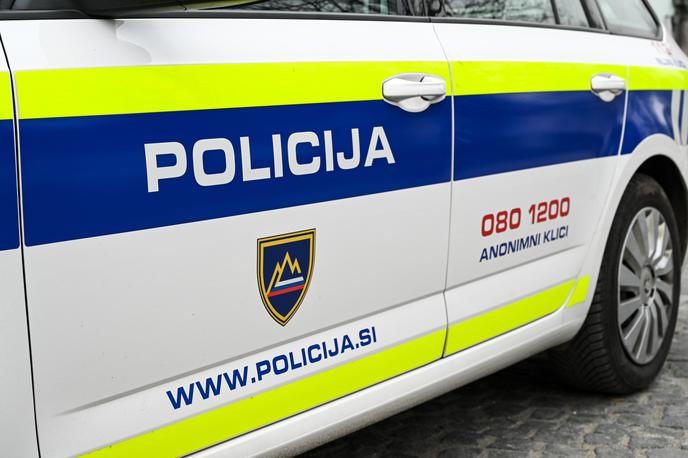 Policija, Slovenija,  policijski avto | Dvainosemdesetletni potnik v vozilu voznice osebnega avtomobila se je v nesreči hudo poškodoval in so ga odpeljali v Splošno bolnišnico Izola, kjer je umrl. | Foto Shutterstock