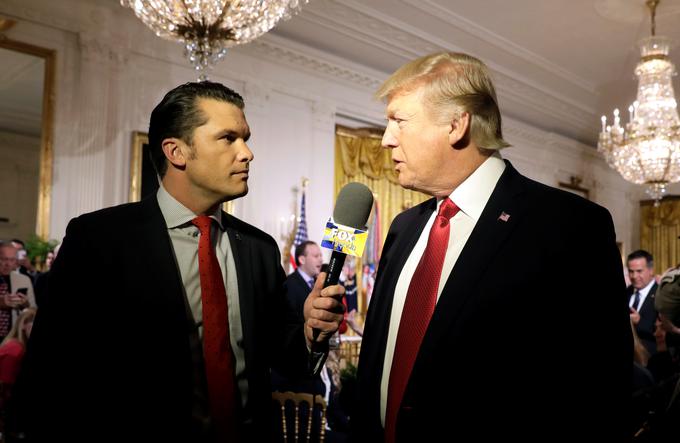 Pete Hegseth med intervjujem z Donaldom Trumpom aprila 2017. | Foto: Reuters