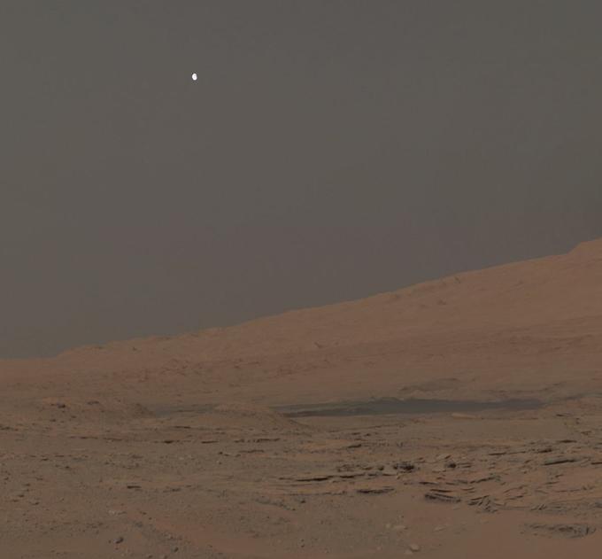 Fobos je zelo majhna luna, počez meri manj kot 30 kilometrov. Okrog Marsa kroži dovolj blizu (na razdalji samo okrog 6.000 kilometrov, naša Luna je 64-krat bolj oddaljena od Zemlje), da je na nebu svetlejša od večine zvezd. | Foto: NASA