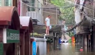 Izredne razmere na Kitajskem: zaradi ciklona evakuirali četrt milijona ljudi #video