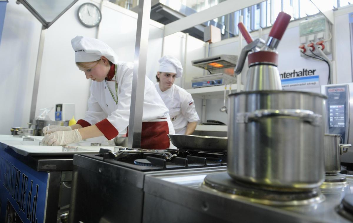 delo v kuhinji | Ekonomisti pri nas že dolgo opozarjajo tudi na to, da se minimalna plača vse bolj približuje povprečni. | Foto STA