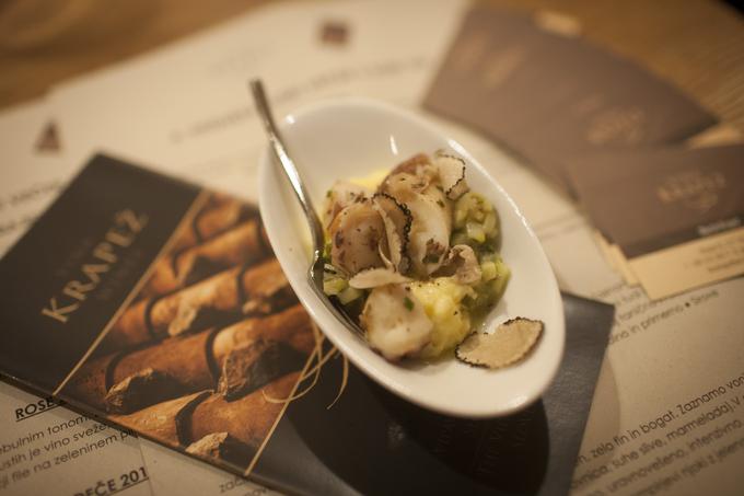 Najboljša jed večera izpod prstov hišnega kuharja Urbana Demšarja: hobotnica z žara na polenti s tartufi | Foto: Bojan Puhek