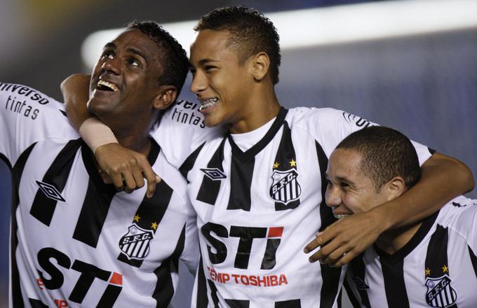 Neymar je svojo kariero začel pri ekipi Portuguesa Santista, kmalu pa je prestopil k Santosu, kjer se je izstrelil med zvezde. Kot 17-letni fantič z zobnim aparatom je kmalu podpisal prvo profesionalno pogodbo, debitiral je leta 2009 Oesteju, nekaj dni pozneje pa zabil tudi prvi zadetek. | Foto: Reuters