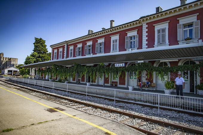 Prvi vlak, okrašen z avstrijskimi in istrskimi zastavami, je na puljsko železniško postajo pripeljal 18. avgusta 1876, na cesarjev rojstni dan, ki se je uveljavil kot primeren za takšne dogodke. | Foto: Ana Kovač