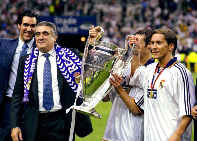 Takole je poziral s pokalom za naslov evropskega prvaka leta 2000. | Foto: Reuters
