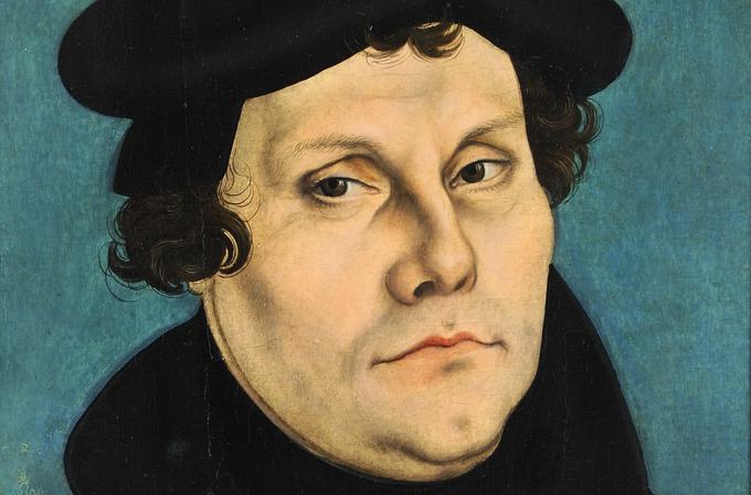 Martin Luther je zahteval, da med Bogom in vernikom ne sme biti posrednika v obliki duhovnika, zato mora kristjan znati sam prebrati Sveto pismo. Med letoma 1522 in 1534 je Luther s sodelavci prevedel Sveto pismo v nemščino (Luthrova Biblija oziroma Luthrovo Sveto pismo). V slovenščino je Novo zavezo iz Luthrove Biblije prevedel Trubar, celotno Sveto pismo pa je v slovenščino iz hebrejščine in grščine ter s pomočjo Luthrove Biblije leta 1584 prevedel Jurij Dalmatin. Ta je Sveto pismo napisal na gradu Turjak. | Foto: commons.wikimedia.org