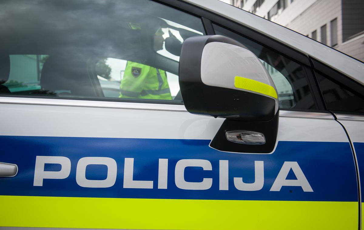 slovenska policija | Petintridesetletni moški je grozil policistom in jih brcal.  | Foto Siol.net